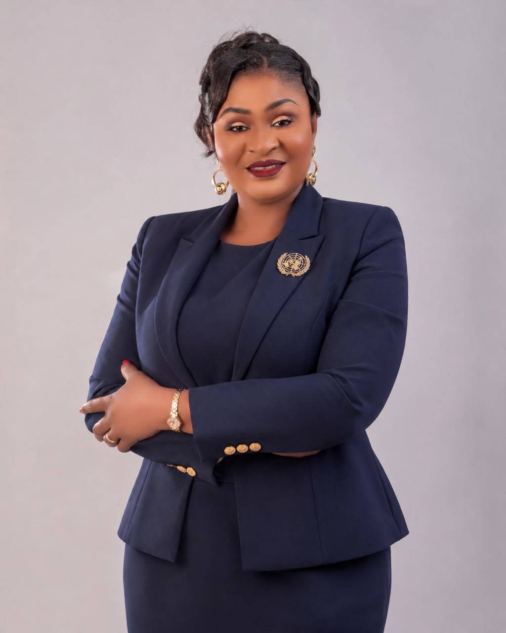 Bishop Tazere Sahoua en tenue officielle bleu nuit